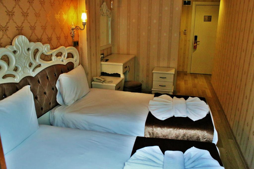A bed or beds in a room at Sultanahmet Newport Hotel