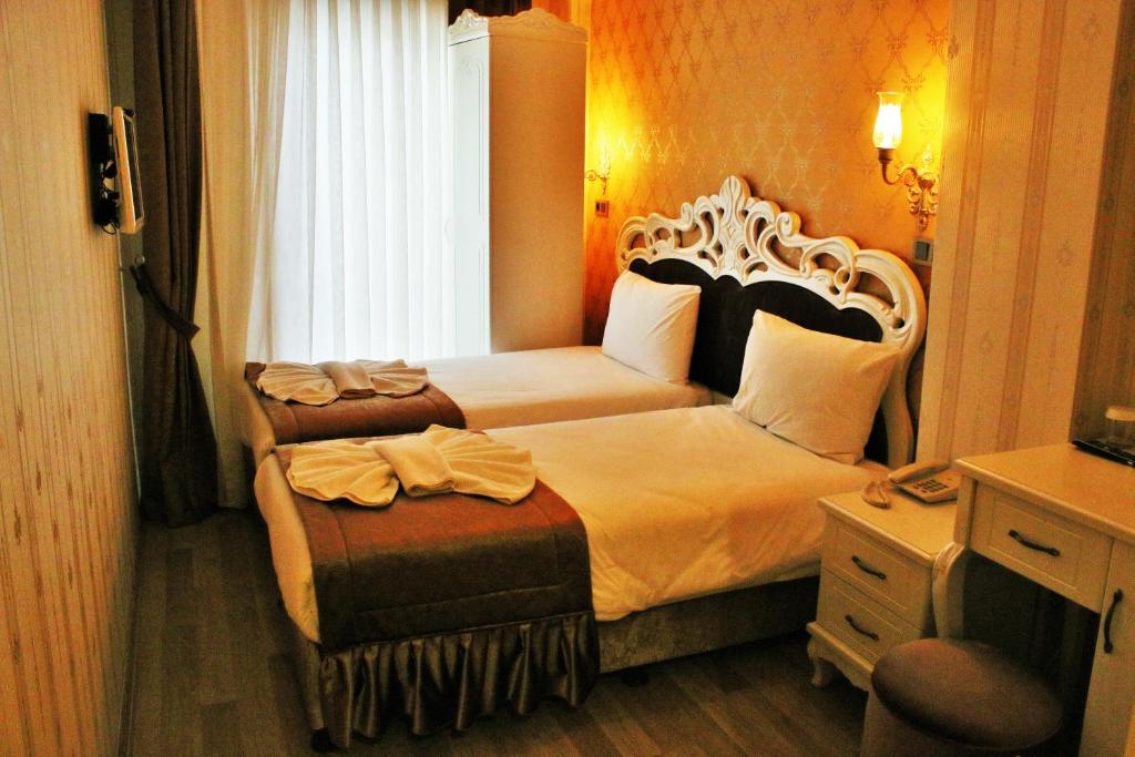 A bed or beds in a room at Sultanahmet Newport Hotel