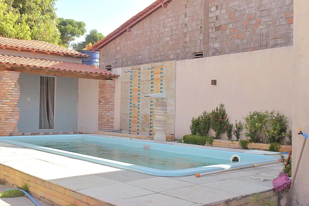 een zwembad in de achtertuin van een huis bij Navona beach - Casa de Praia com Piscina in Tutóia