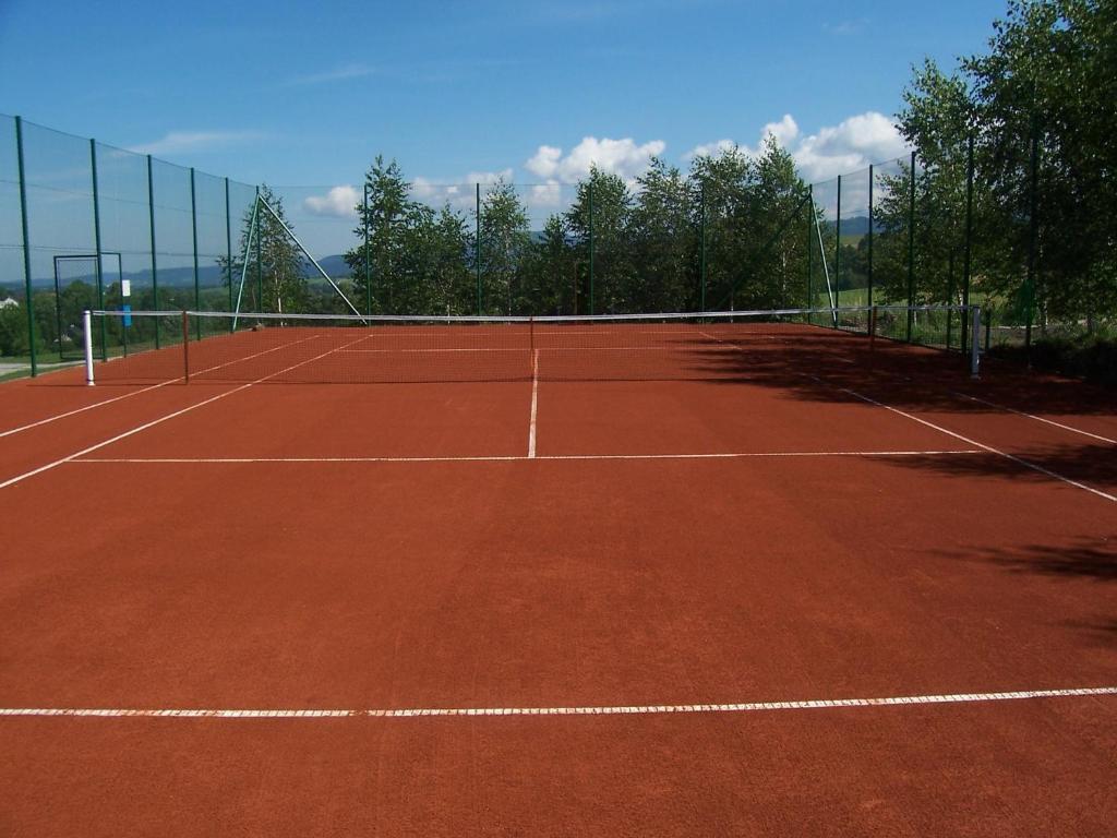 Tenis a/nebo squash v ubytování Apartmány u tenisového kurtu nebo okolí