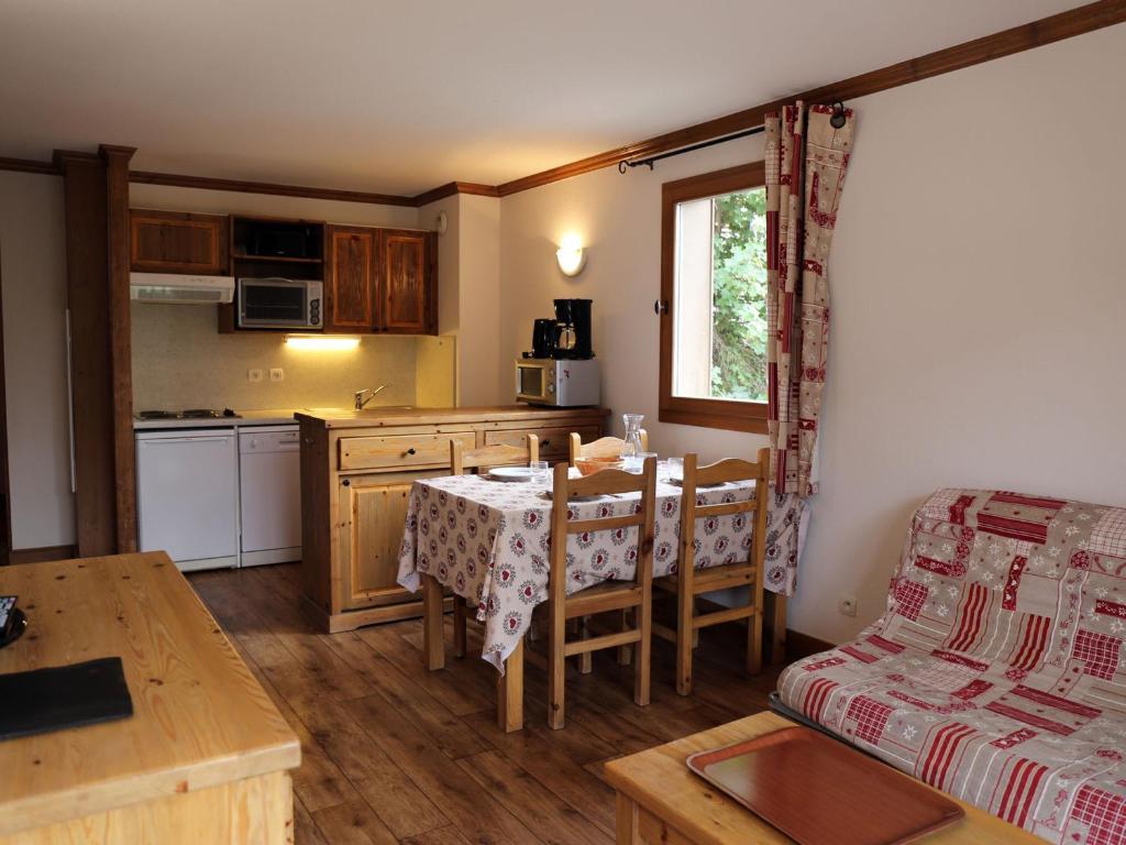 a kitchen and dining room with a table and a couch at Appartement Aussois, 3 pièces, 6 personnes - FR-1-508-278 in Aussois