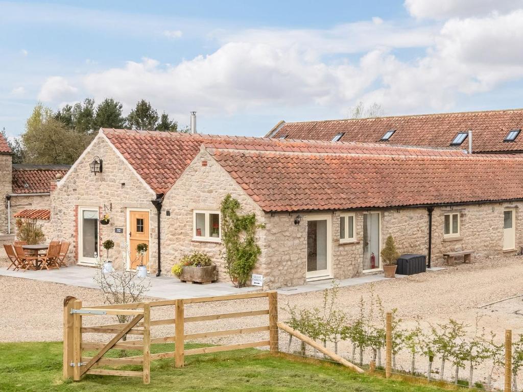 an image of a cottage with a fence at Grange Cottage in Nawton