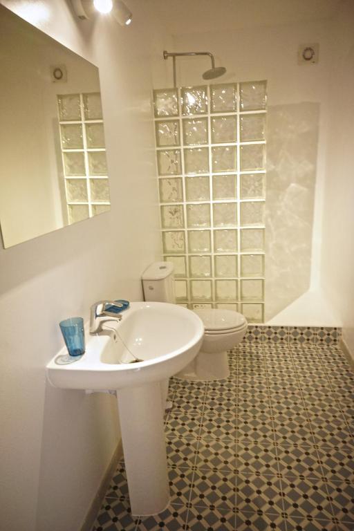 A bathroom at Sol y Mar Surf Camp