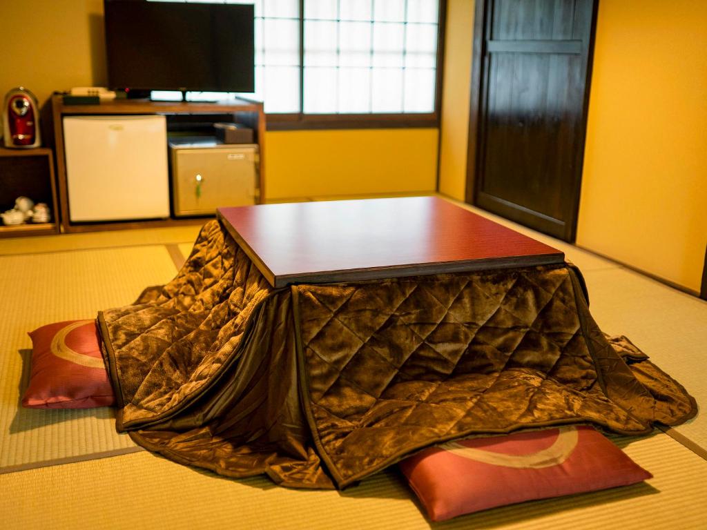 TV a/nebo společenská místnost v ubytování Hakone Onsen Yuyado Yamanoshou