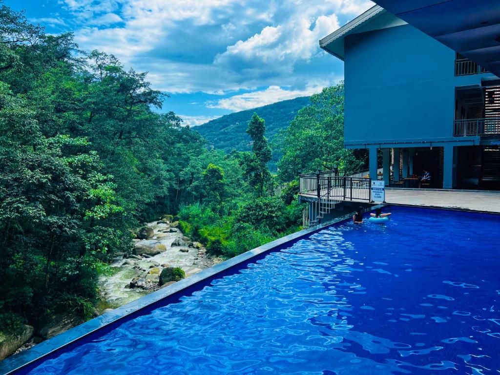 Swimming pool sa o malapit sa Avianna Gangtok Resort & Spa
