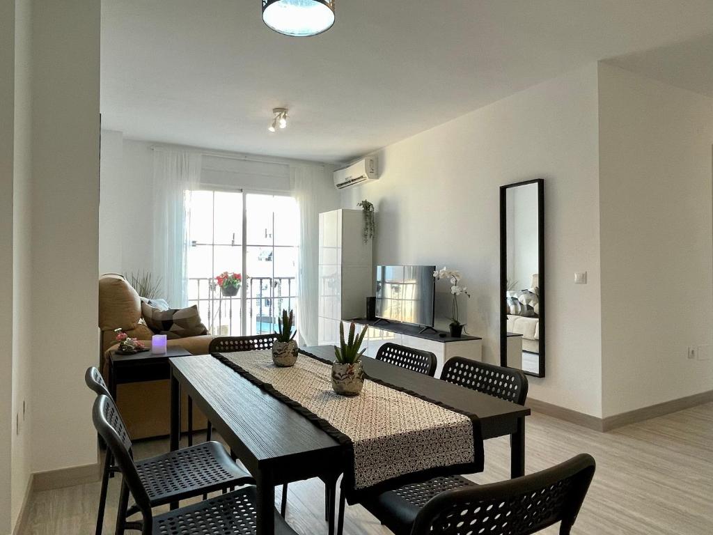 uma sala de estar com uma mesa de jantar e cadeiras em Moderno piso de 3 dormitorios en la playa de Rincon de la Victoria Malaga em Rincón de la Victoria