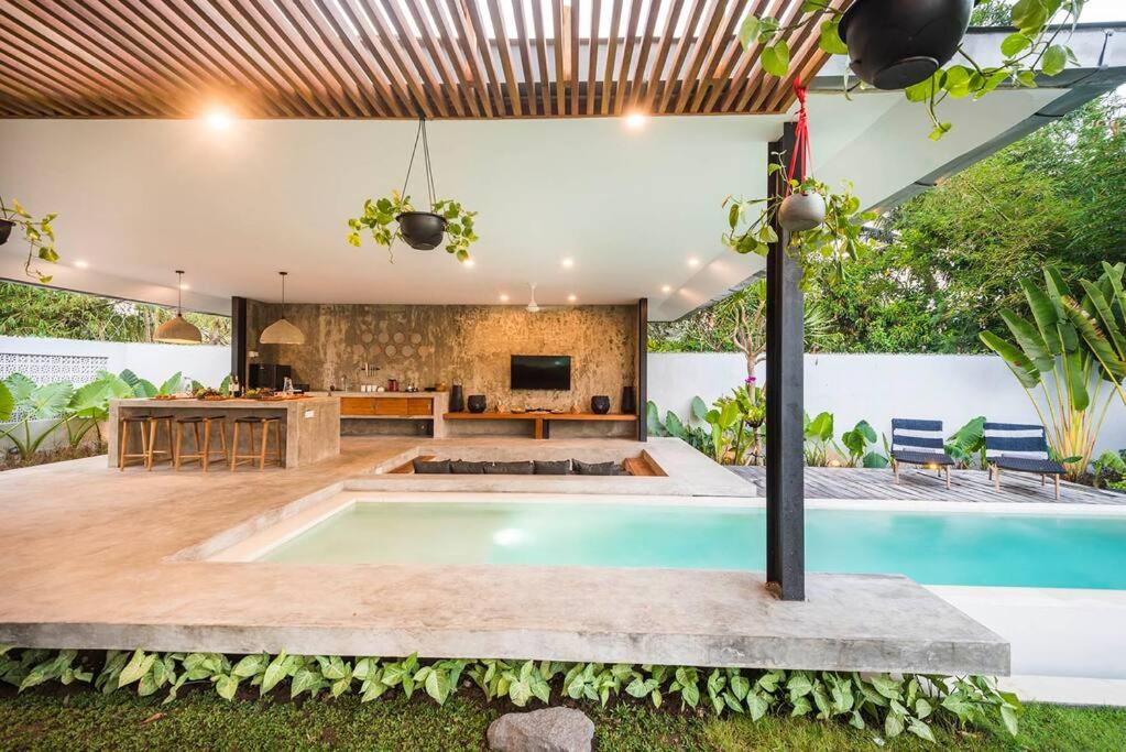 Modern Edgy Sophisticated Base, close to all - 2BR Villa - Hizvo