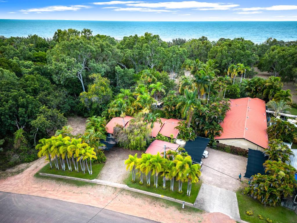 uma vista aérea de um resort com árvores e o oceano em Balgal Beach Units em Rollingstone