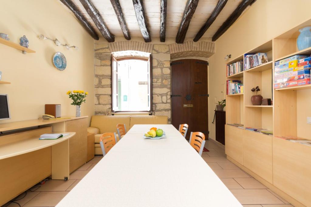 A television and/or entertainment centre at Biddanòa Bed and Breakfast