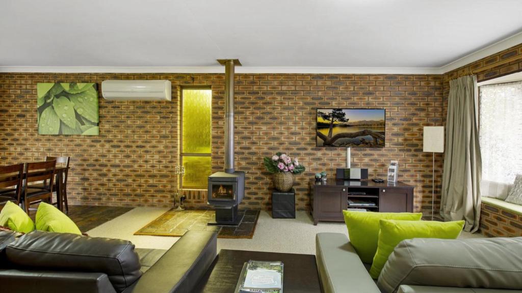 sala de estar con sofá y chimenea en Shady Trees Barrington, en Barrington