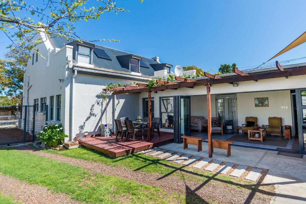 Ein Haus mit einer Veranda und einer Terrasse in der Unterkunft Vlettershof Guest House in Robertson