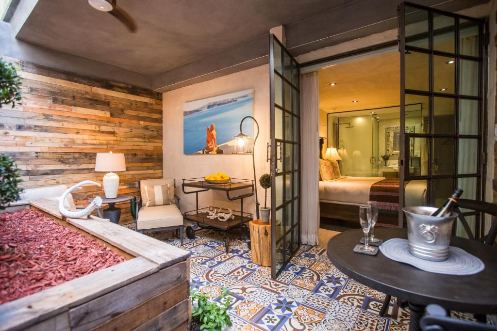 um quarto com um quarto, uma cama e uma mesa em O:Live Boutique Hotel, A Small Luxury Hotel of the World em San Juan