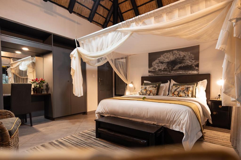 Una cama o camas en una habitación de Kruger Eden Lodge