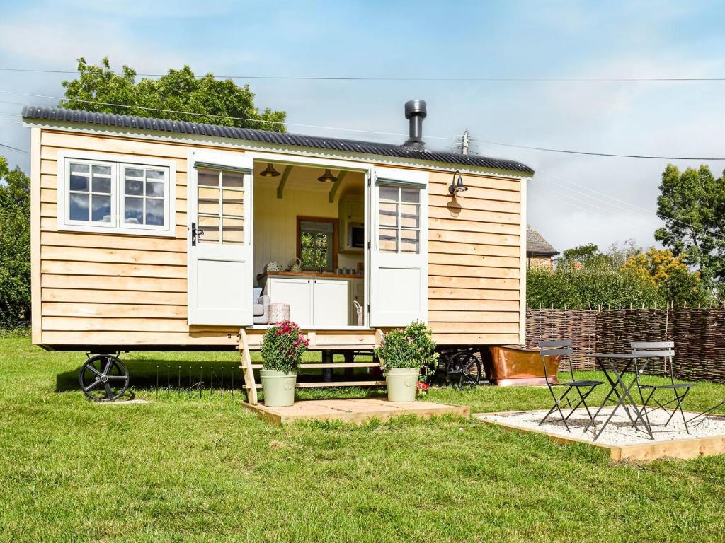 a tiny house on wheels in a yard at Grace in Braunston