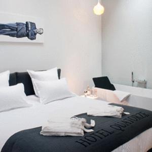 Postel nebo postele na pokoji v ubytování Hôtel Quatorze
