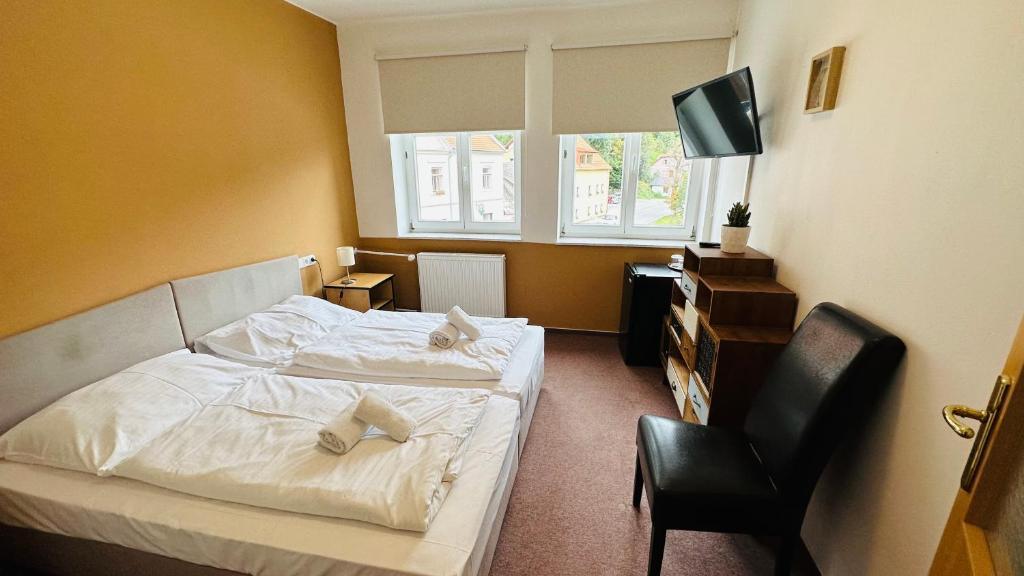 Postel nebo postele na pokoji v ubytování Rožmberk Inn