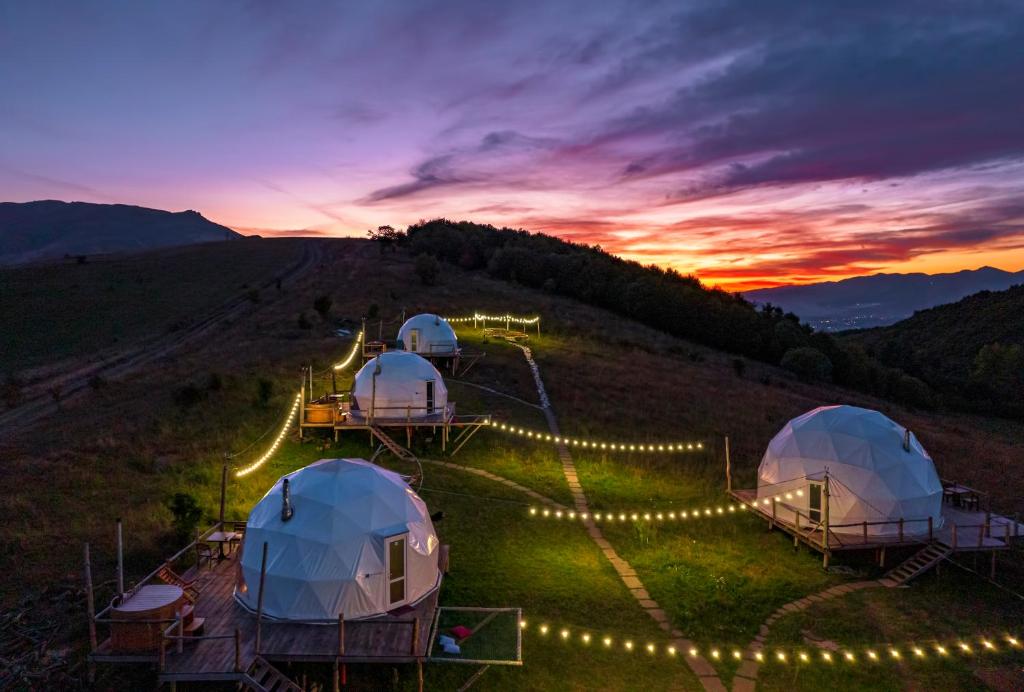 Khndzorut的住宿－Glamping Park，山丘上一群帐篷,灯光亮丽