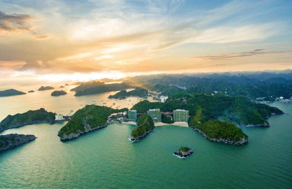 een groep eilanden in het water bij zonsondergang bij Flamingo Premium Lan Ha Bay Resort in Hai Phong