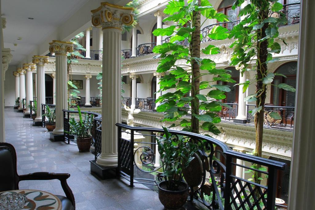 Balkón nebo terasa v ubytování The Grand Palace Hotel Malang