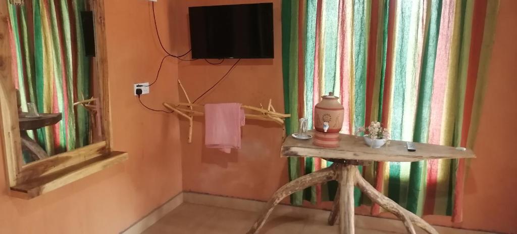 TV a/nebo společenská místnost v ubytování කැලෑව Jungle Eco Resort