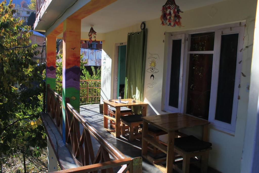Balkón nebo terasa v ubytování YOLO Backpackers - Manali