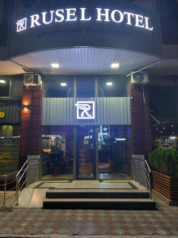 Rusel Hotel في أكتاو: فندق عليه لافته على الواجهه