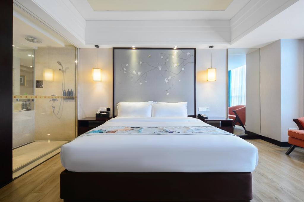 Postel nebo postele na pokoji v ubytování Foshan Rezen Select Pasonda Hotel