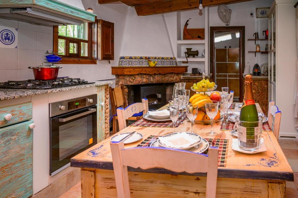 A kitchen or kitchenette at Sa Caseta de Santa Maria