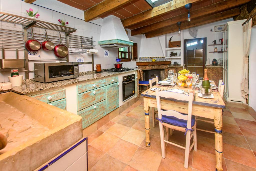 A kitchen or kitchenette at Sa Caseta de Santa Maria