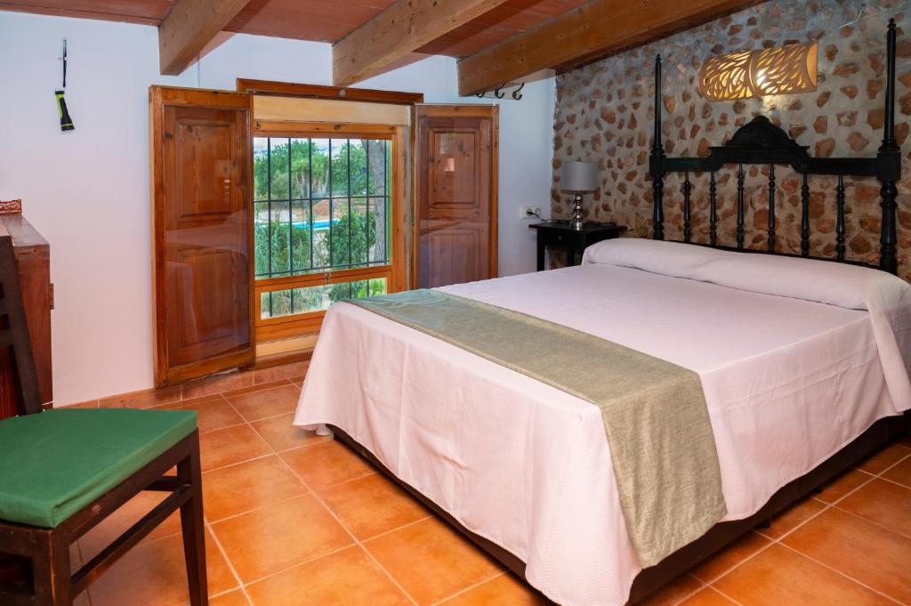 A bed or beds in a room at Sa Caseta de Santa Maria