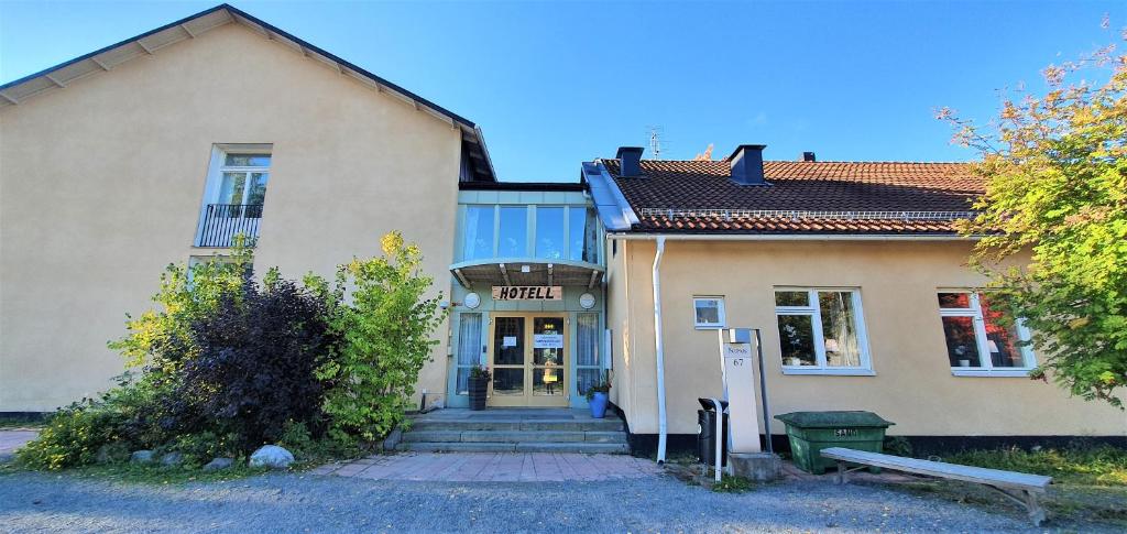 un edificio con una puerta delante en Nipanhotellet, en Sollefteå