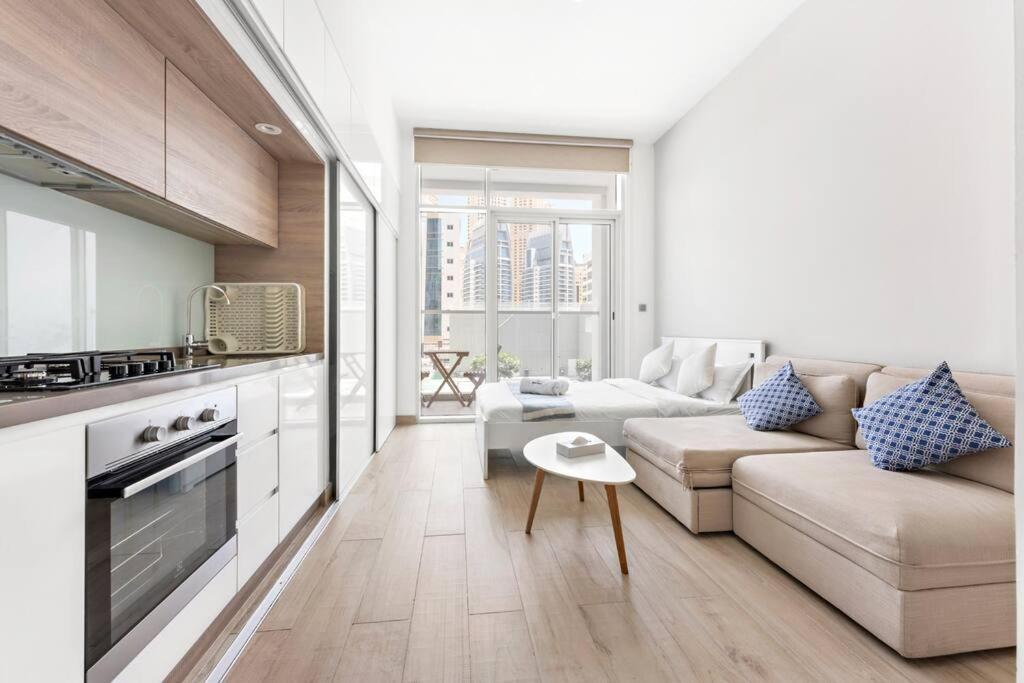 Stylish Studio Apartment w/ Balcony – Dubai Marina
