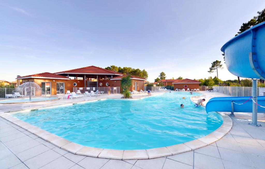 einen Pool in einem Resort mit Rutsche in der Unterkunft Vacancéole - Le Domaine des Grands Lacs in Parentis-en-Born