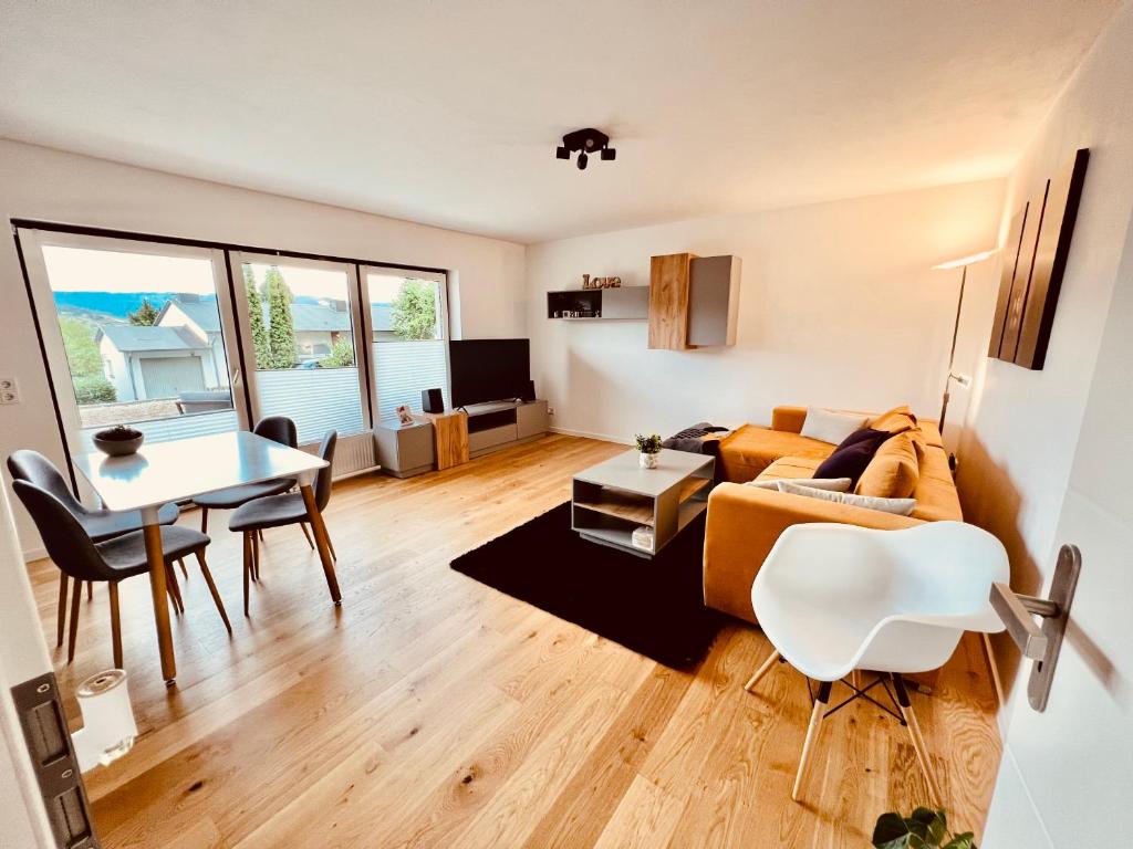 een woonkamer met een bank en een tafel bij Traum Berg - Koppelberg 1 in Traben-Trarbach