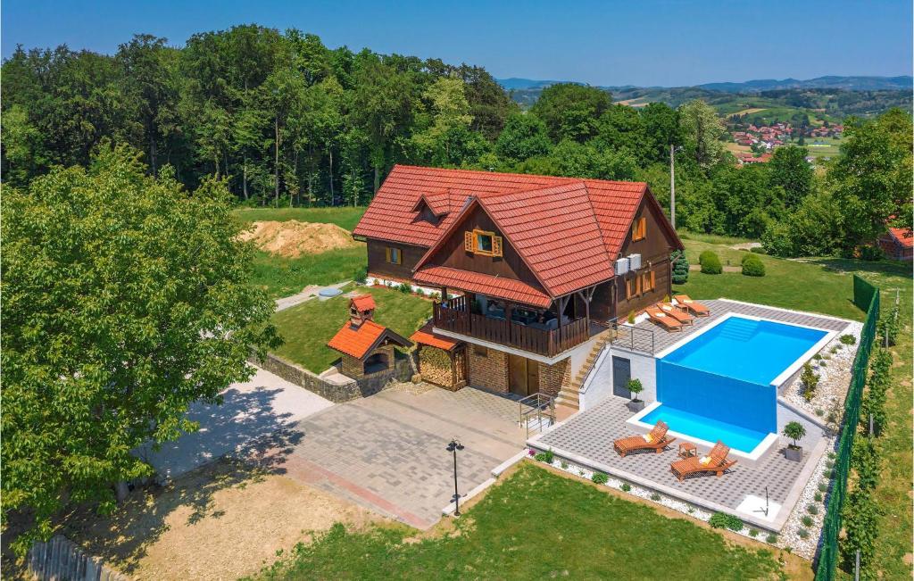 uma vista superior de uma casa com piscina em Beautiful Home In Bedenica With Wifi em Bedenica