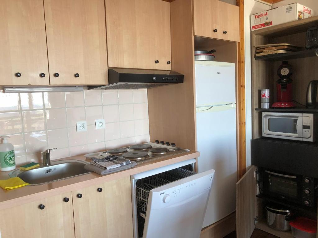 Lama-Gîte-des-Puys T3 Lamadalet, vue sud, terrasse, parking privé的厨房或小厨房