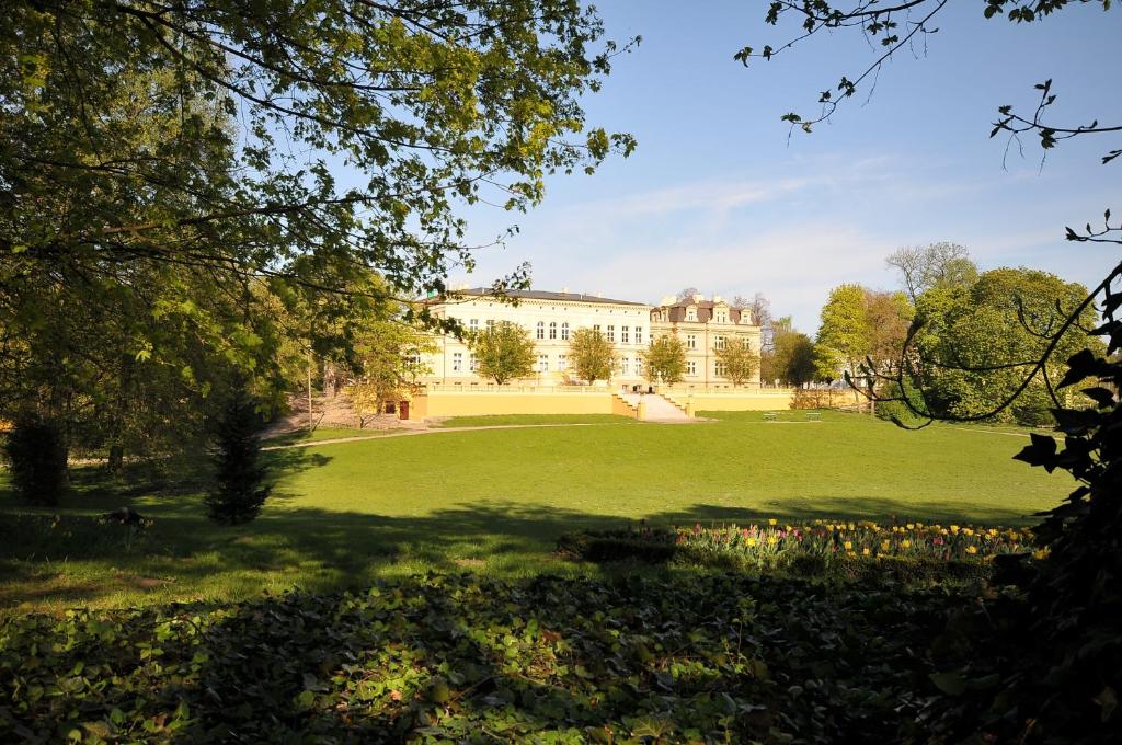 vistas a un edificio desde los jardines en Zespół Pałacowo-Parkowy w Ostromecku en Ostromecko