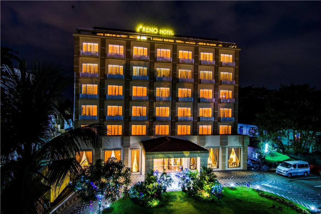 uma representação do Hilton Hotel à noite em Reno Hotel em Yangon