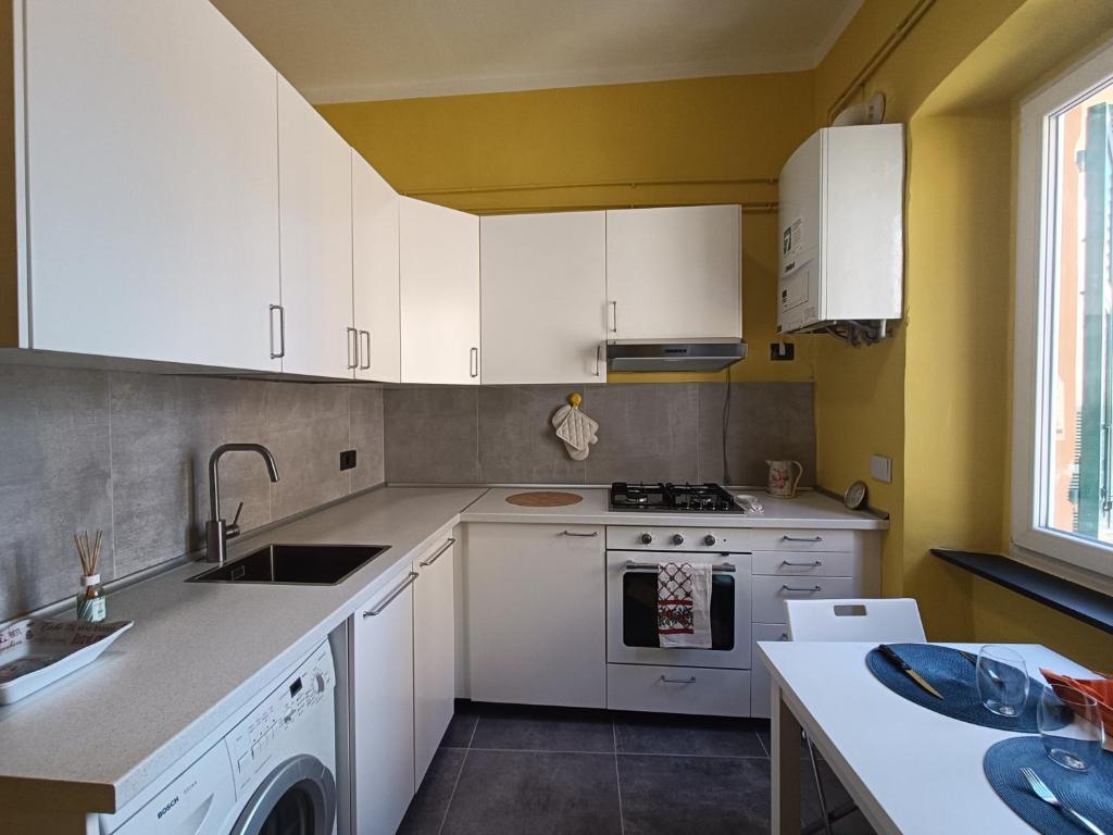 Kuchnia lub aneks kuchenny w obiekcie Redipuglia21Home a fianco ospedale e spiaggia