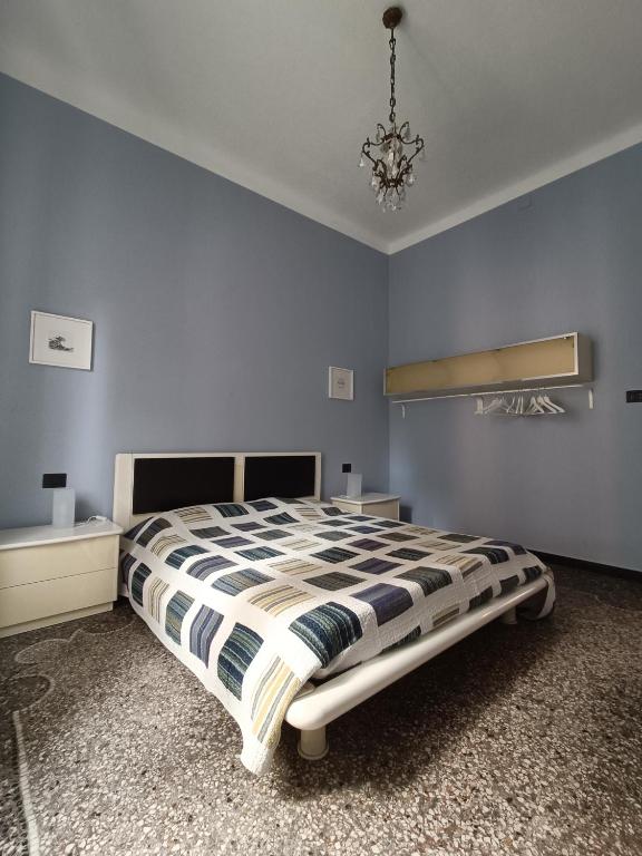 Łóżko lub łóżka w pokoju w obiekcie Redipuglia21Home a fianco ospedale e spiaggia