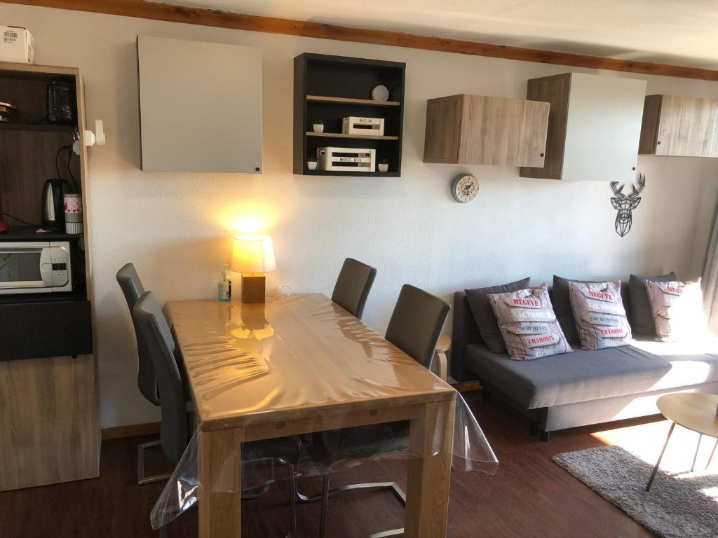 Lama-Gîte-des-Puys T3 Lamadalet, vue sud, terrasse, parking privé的厨房或小厨房