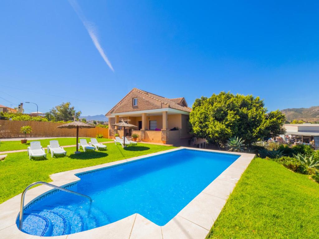 - une piscine dans l'arrière-cour d'une maison dans l'établissement Cubo's Villa Plumaria de Alhaurin, à Alhaurín de la Torre