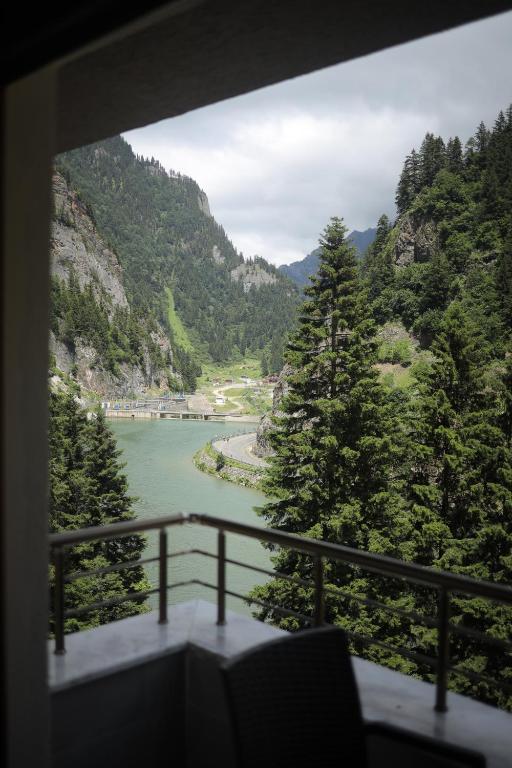 einen Balkon mit Flussblick in der Unterkunft PAZARCIK MOUNTAIN HOTEL in Trabzon