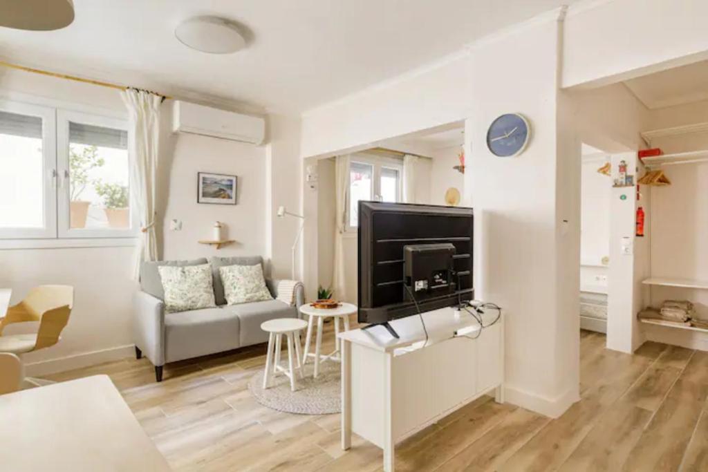 Televízia a/alebo spoločenská miestnosť v ubytovaní Lovely small (parterre) apartment in Thessaloniki