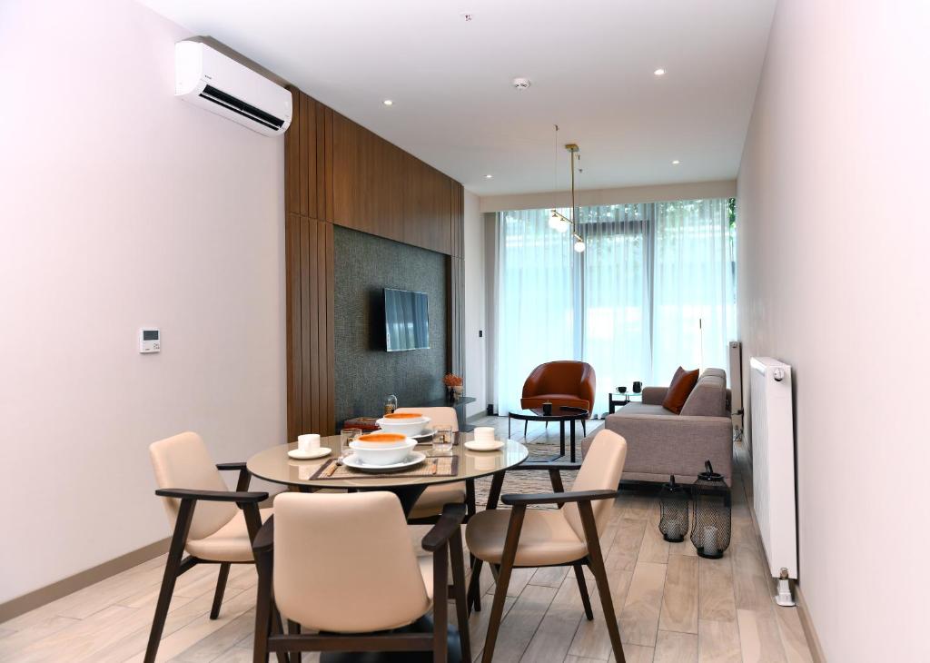 TV a/nebo společenská místnost v ubytování WestSide Residences by Rotana