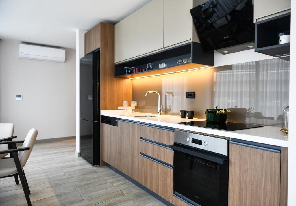 Kuchyň nebo kuchyňský kout v ubytování WestSide Residences by Rotana