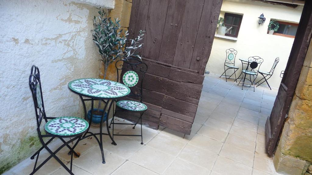 サルラ・ラ・カネダにあるAppartement Aux Armoiries de Sarlatのパティオ(テーブル、椅子付)