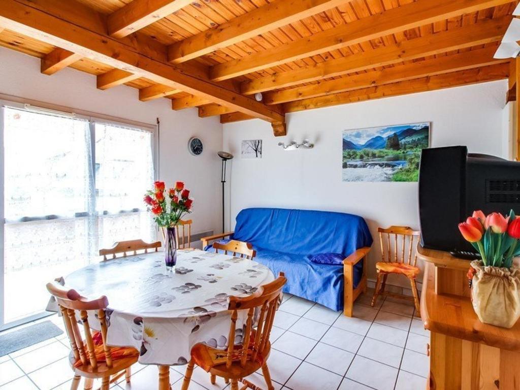 un salon avec une table et un lit dans l'établissement Duplex T3 7 pers, calme, terrasse, parking, proche Luz-St-Sauveur - FR-1-402-36, à Esquièze - Sère