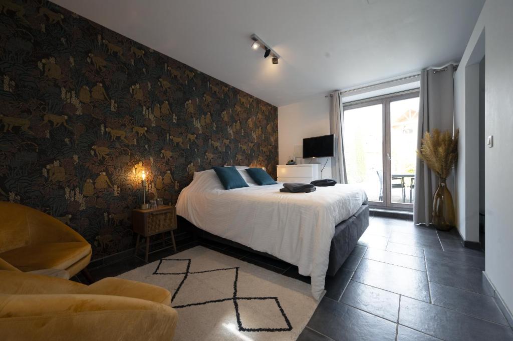1 dormitorio con 1 cama en una habitación con ventana en Le Presbytère de Sautour, en Sautour