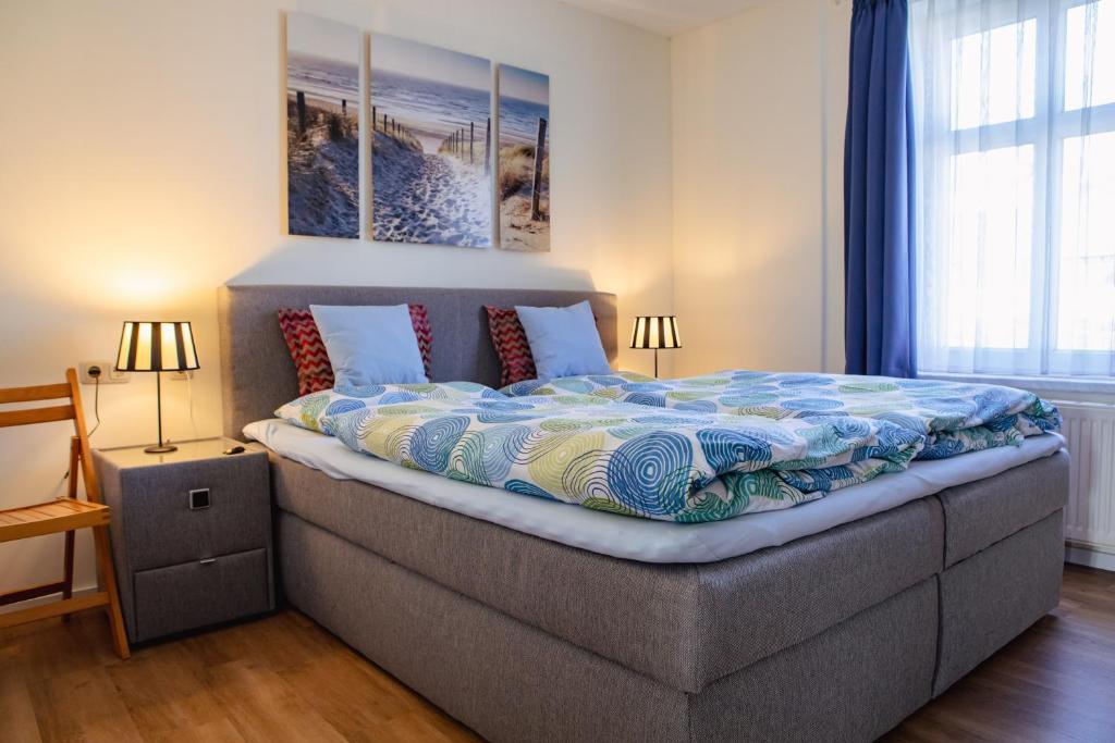 ein Schlafzimmer mit einem großen Bett in einem Zimmer in der Unterkunft Villa Meeresblick in Sassnitz